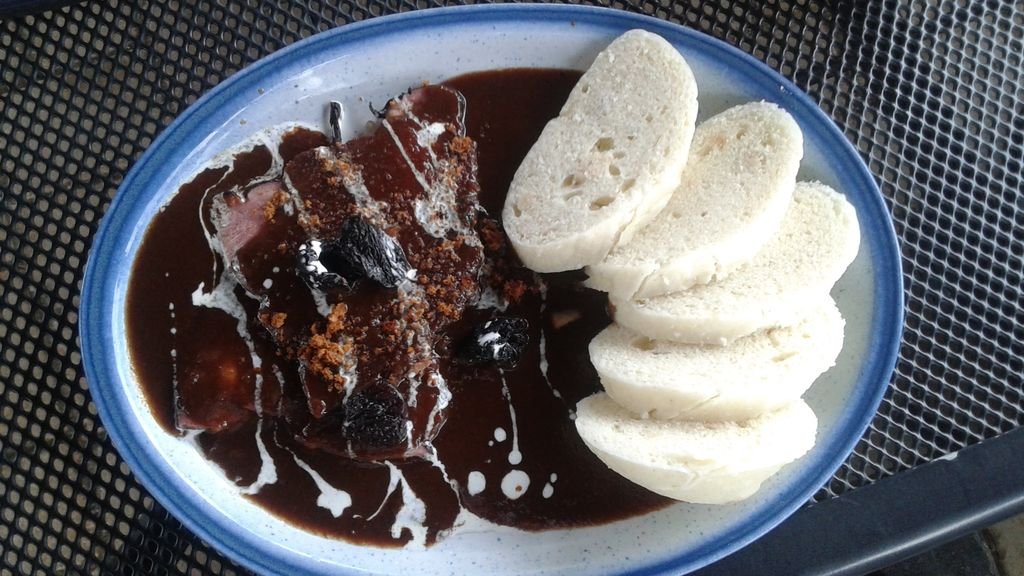 Moravské uzené na trnkové omáčce, sypané strouhaným perníkem, kynuté knedlíky